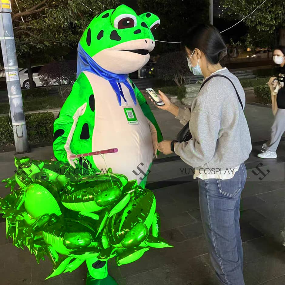 Hoá trang nhanh chóng với địa chỉ cho thuê trang phục cosplay tại Hà Nội 23 Mascot-ech-xanh-me-ech-ban-con-7-min