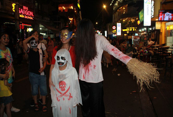 Những con phố bán và cho thuê đồ Halloween tại Hà Nội 14 Muon-kieu-hoa-trang-het-hon-do-ve-pho-Bui-Vien-choi-hoi-Halloween