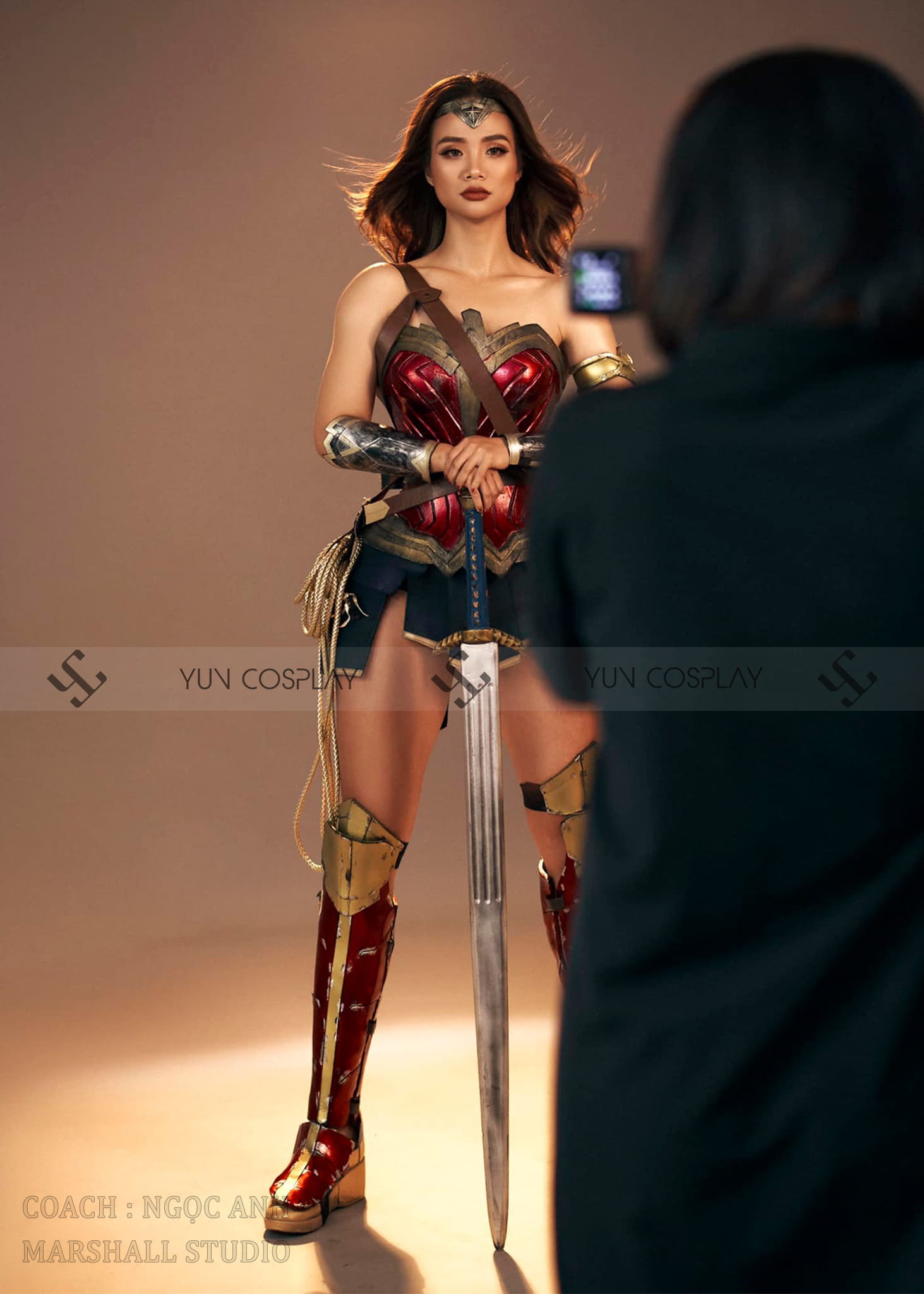 List trang phục biểu diễn văn nghệ cuối năm độc đáo dành cho doanh nghiệp 8 Nu-than-chien-binh-Wonder-Woman-coach-ngoc-anh-2-min