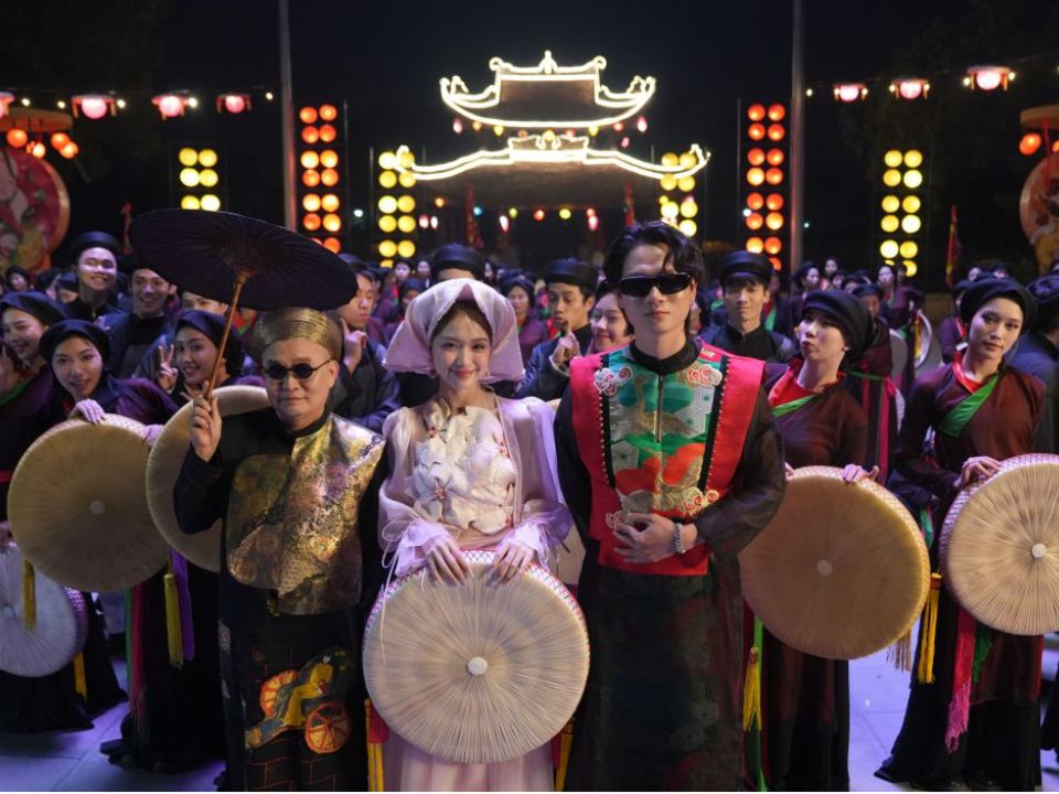 Những bộ trang phục truyền thống trong "Bắc Bling" đậm chất Kinh Bắc 15 ao-yem-hong-cho-ngay-hoi-lim-mv-bac-bling-yun-cosplay
