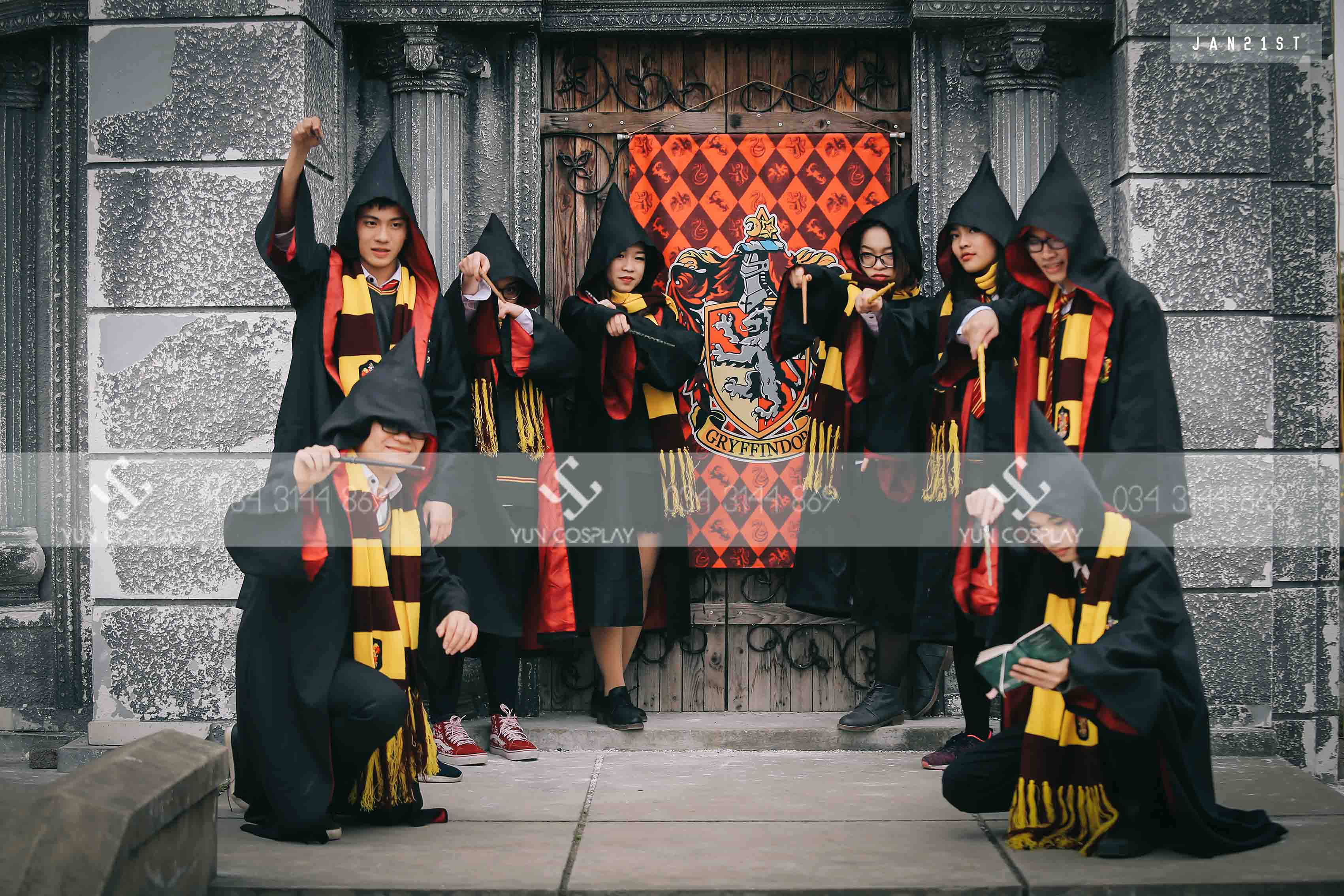 cho-thue-trang-phuc-harry-potter-dong-phuc-Gryffindor-yun-cosplay