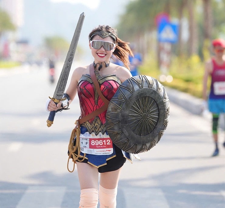 Thuê đồ cosplay chạy marathon – Sự lựa chọn độc đáo và thú vị 7 cosplay-chay-bo-voi-nha-vat-wonder-woman-yun-cosplay