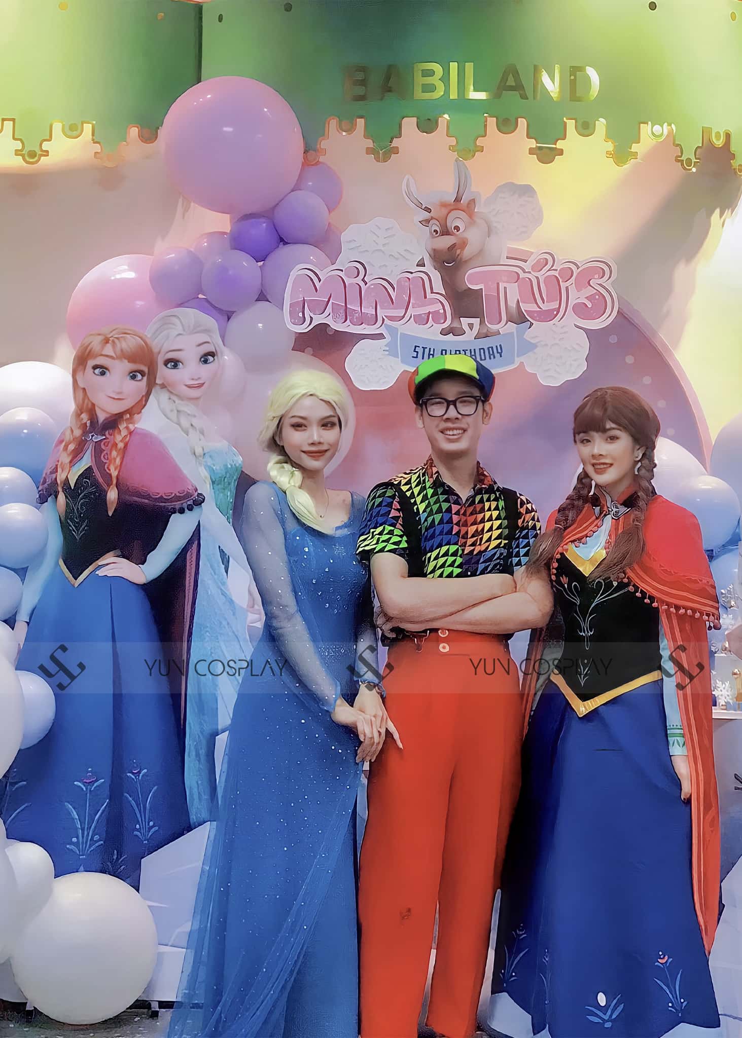Thuê trang phục Noel biểu diễn kịch giáng sinh thêm đáng nhớ 8 elsa-anna-min