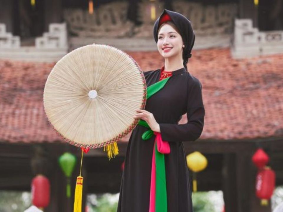 Những bộ trang phục truyền thống trong "Bắc Bling" đậm chất Kinh Bắc 11 hoa-minzy-dien-ao-tu-than-truyen-thong-quan-ho-bac-ninh-trong-bac-bling-yun-cosplay