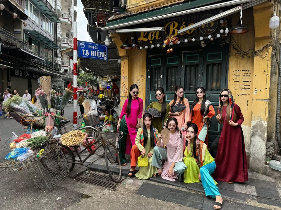Cách Tạo Dáng Chụp Ảnh Áo Dài Vào Ngày Tết 8 tao-dang-nhom-chup-anh-voi-ao-dai-dep-yun-cosplay