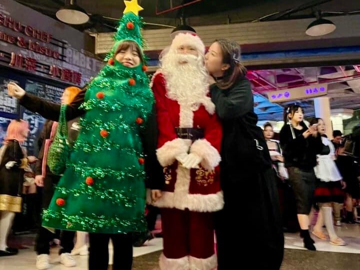 Ý tưởng trang trí cây thông Noel đầy sáng tạo và ý nghĩa 10 trang-phuc-hoa-trang-cay-thong-noel-hai-huoc-yun-cosplay