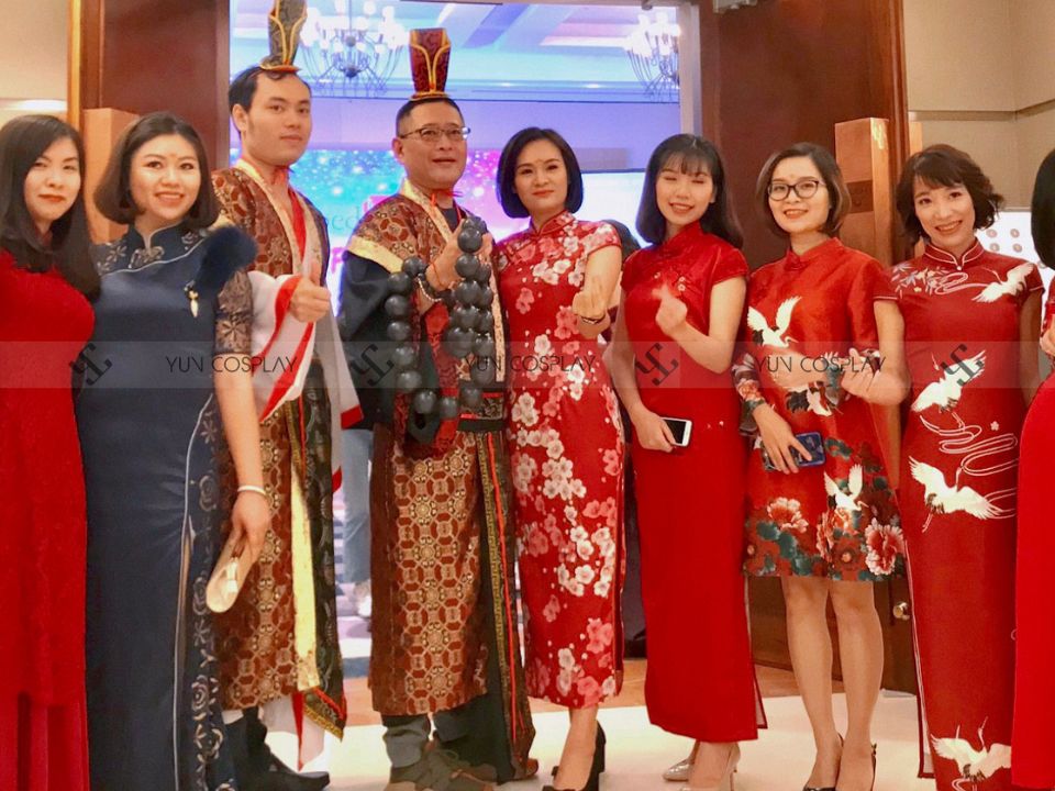 Cách Mặc Sườn Xám Đẹp Cực Cuốn - Hướng Dẫn Phối Đồ & Phụ Kiện 5 trang-phuc-suon-xam-dep-khi-tham-du-su-kien-yun-cosplay